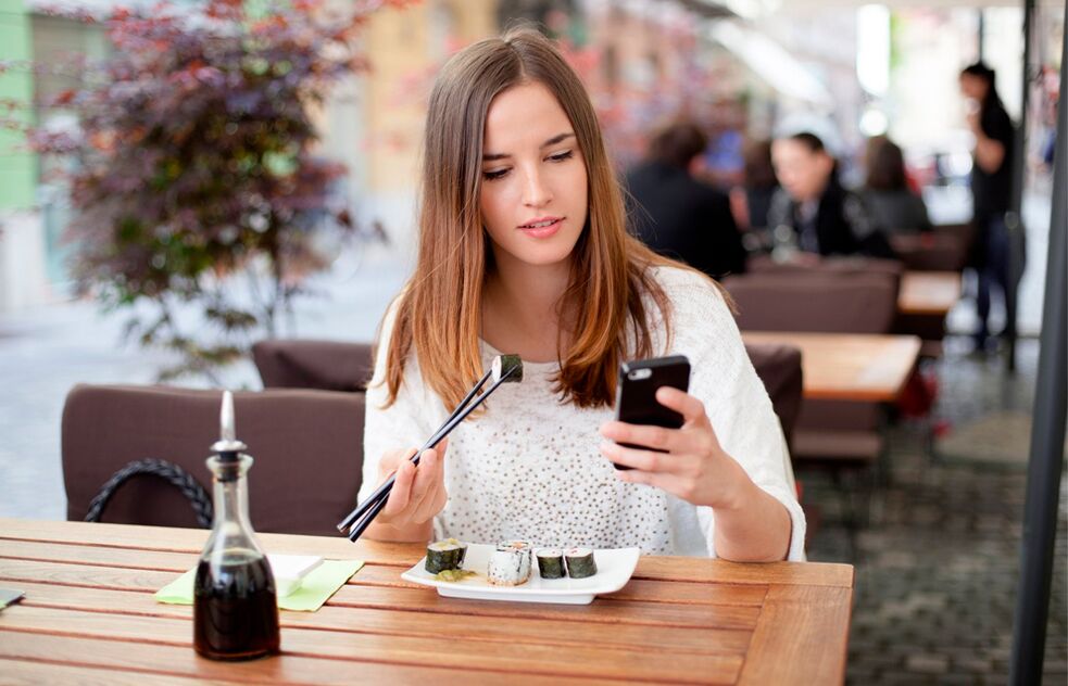 When eating distracted, the girl eats more than necessary