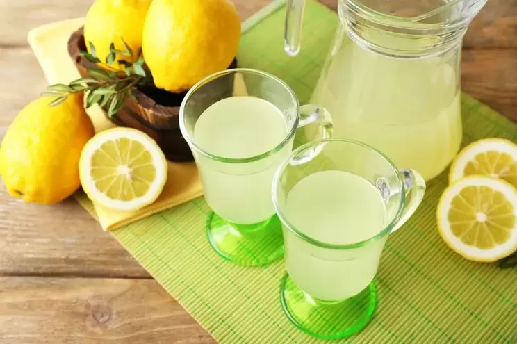 water with lemon for drinking