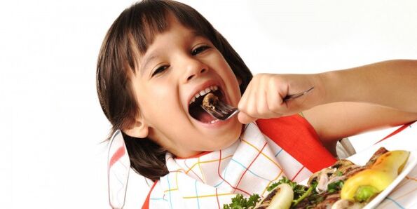 the child eats vegetables on a diet with pancreatitis